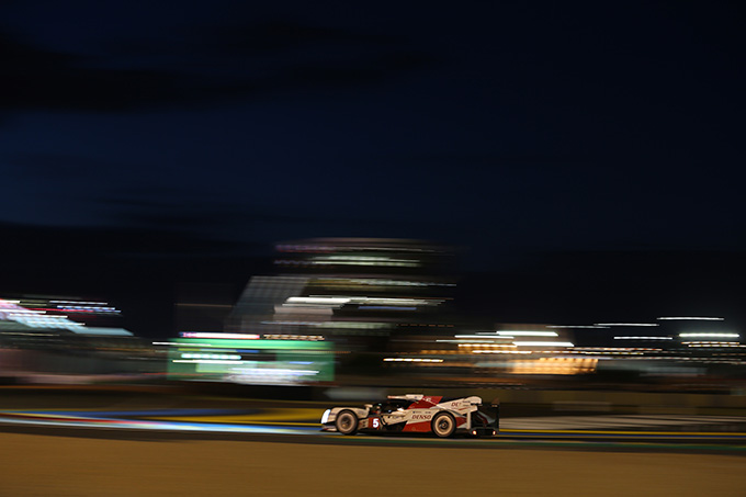 LE MANS UPDATE 2016: Toyota heeft bij ochtendgloren 1-2 in handen